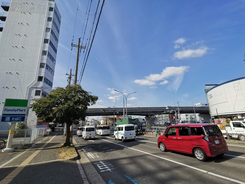 深井駅前通りと深井駅前北交差点の街並み（堺市中区）