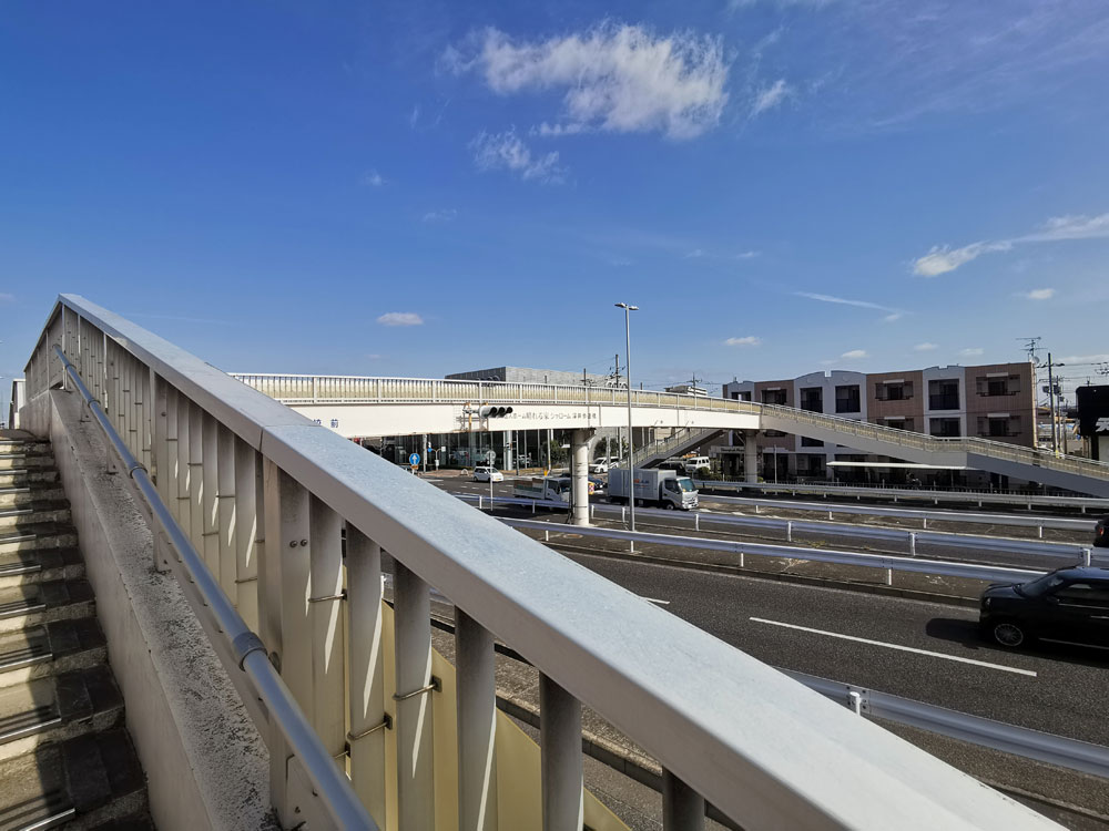 深井小学校前の歩道橋と通学路の様子