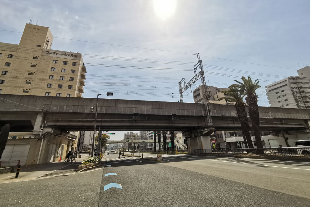 フェニックス通りの様子 交通量の多い幹線道路