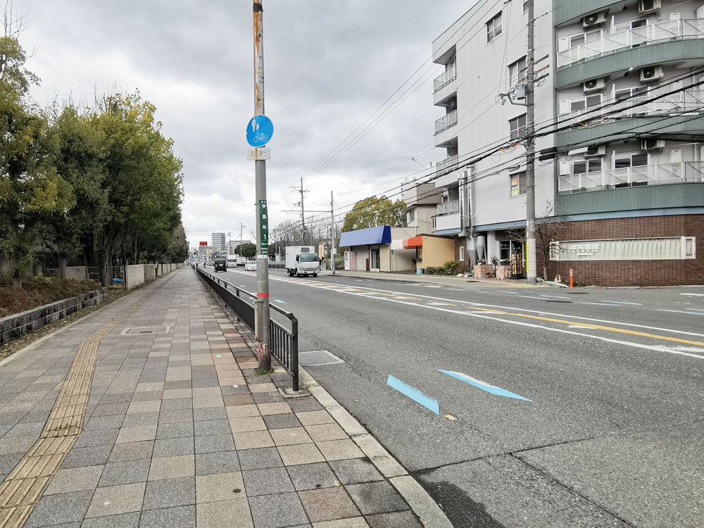 310号線の歩道（通学・生活動線の雰囲気）