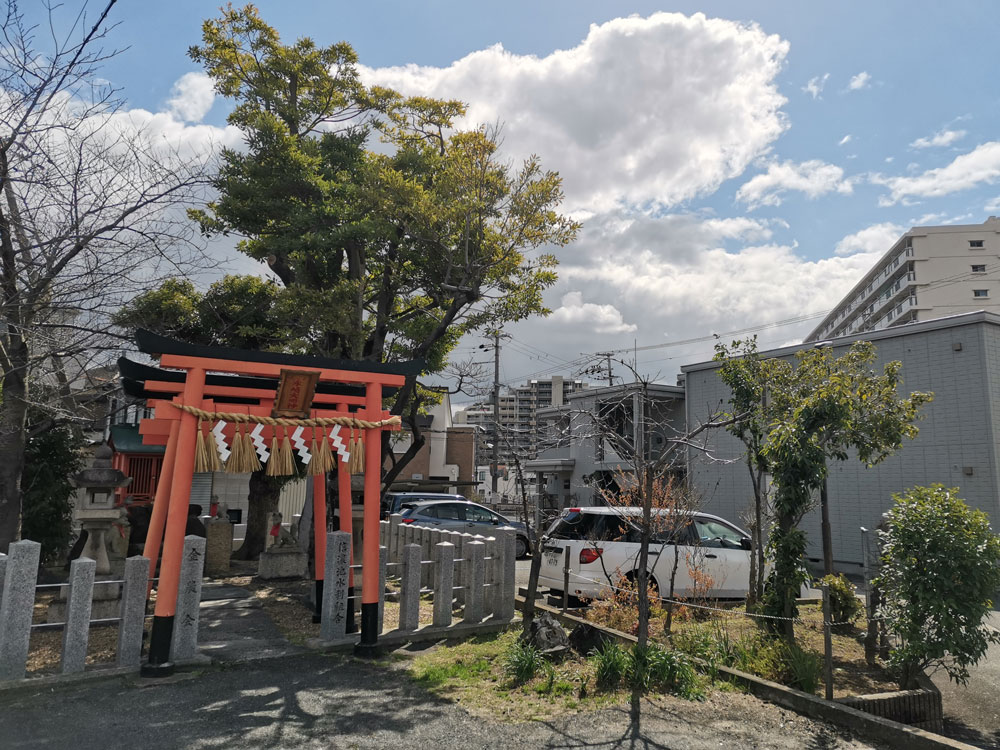 鳥居と住宅街とマンション（街の層の重なり）