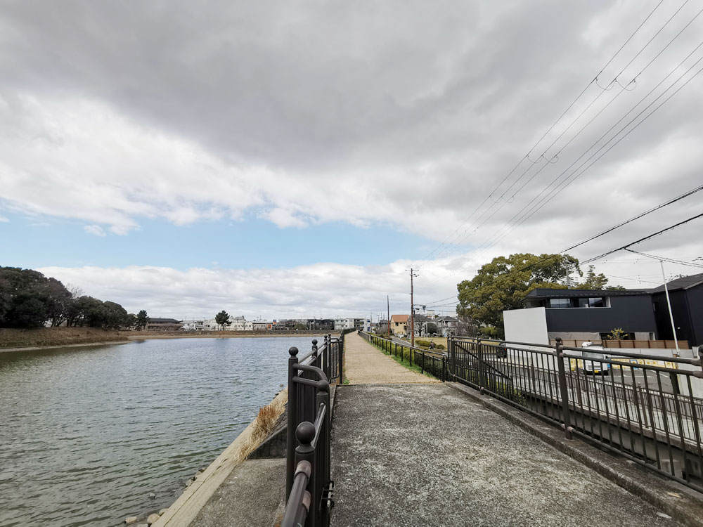 ニサンザイ古墳（街の背景と余白）
