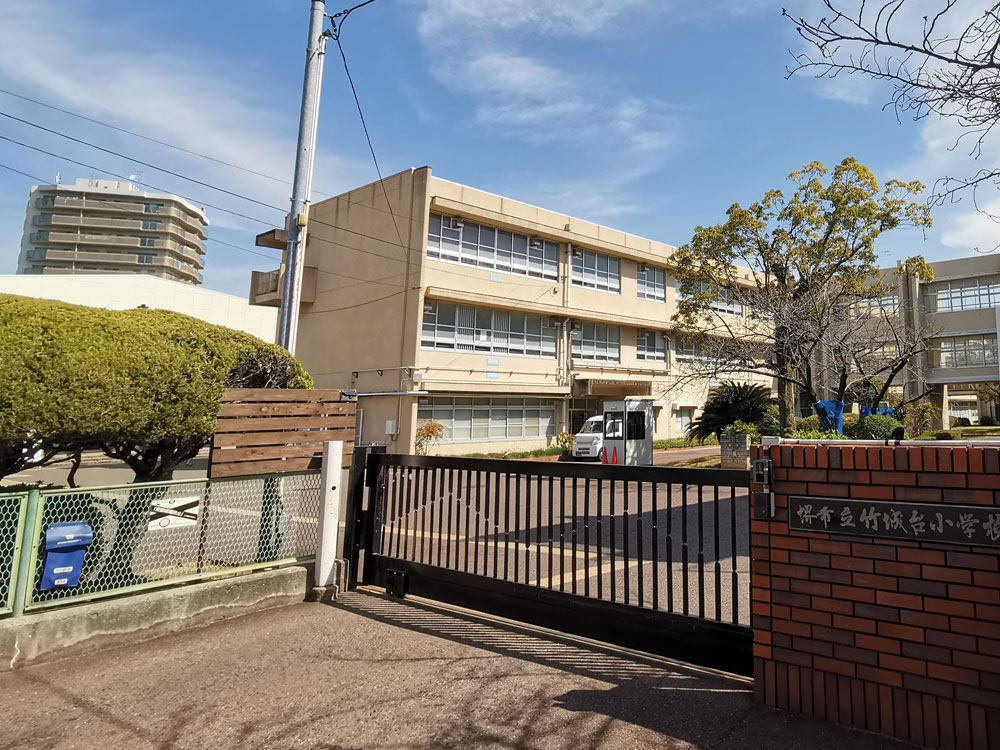 竹城台小学校の外観と周辺住宅地