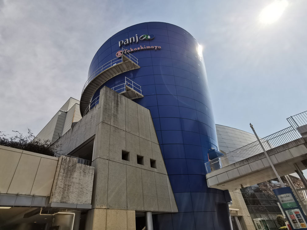 パンジョと高島屋泉北店の外観と駅前の商業施設