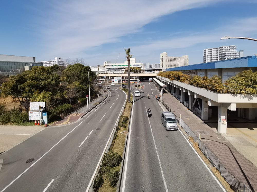 泉ヶ丘駅周辺の整備された通りと歩道の様子